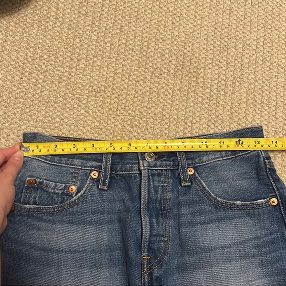 Levis Cutoff Shorts - Picture 3 of 6